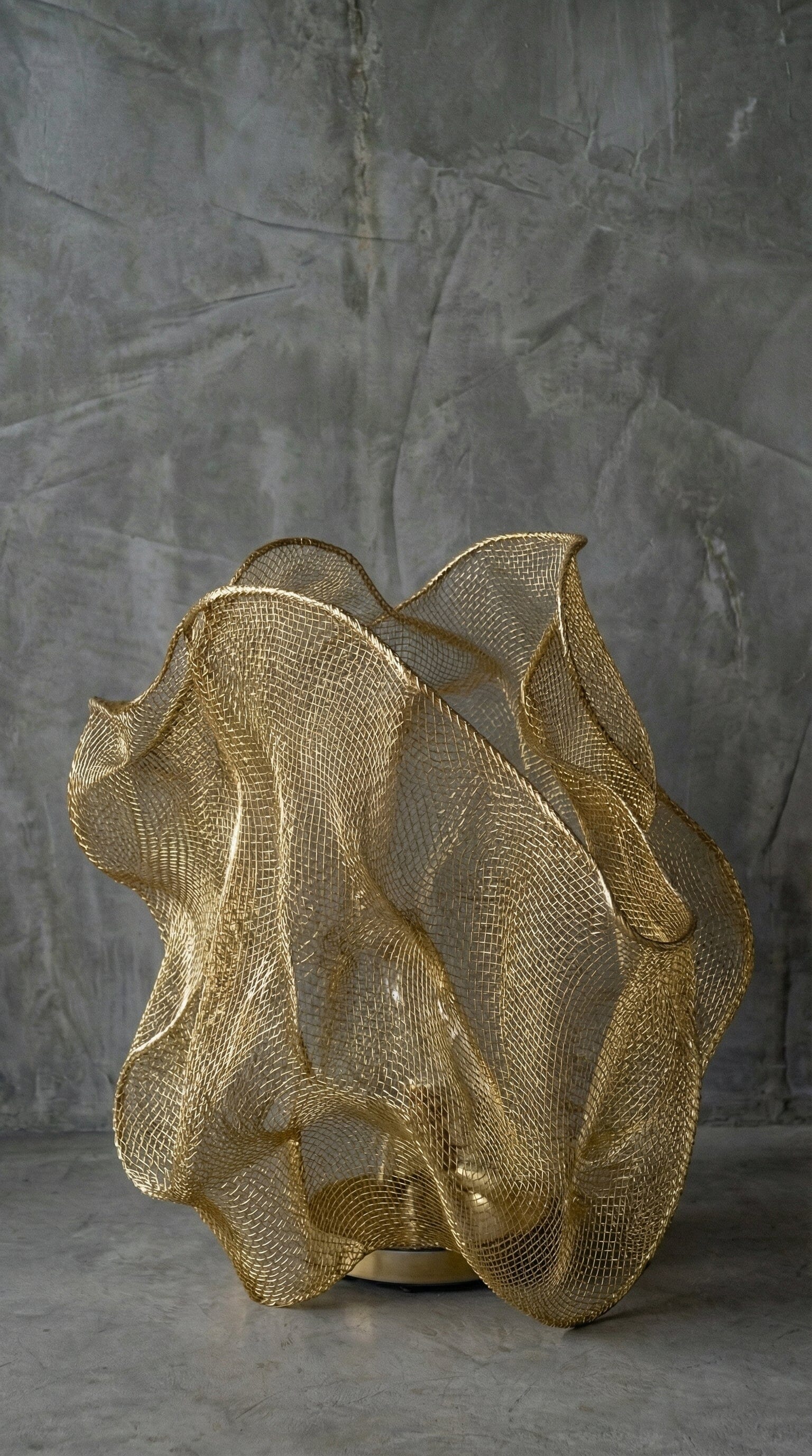Luminária Chão Flow Lótus Luminárias MMassuci Dourada 30cm 