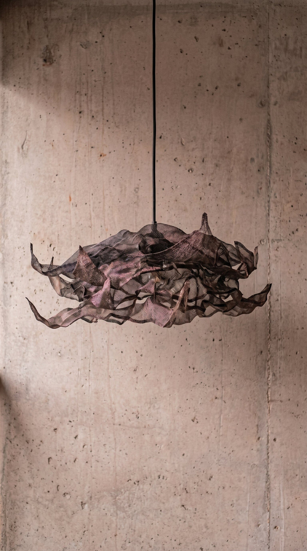 Luminária Pendente Flow Luminárias MMassuci 60cm diâmetro Preto Acobreado 
