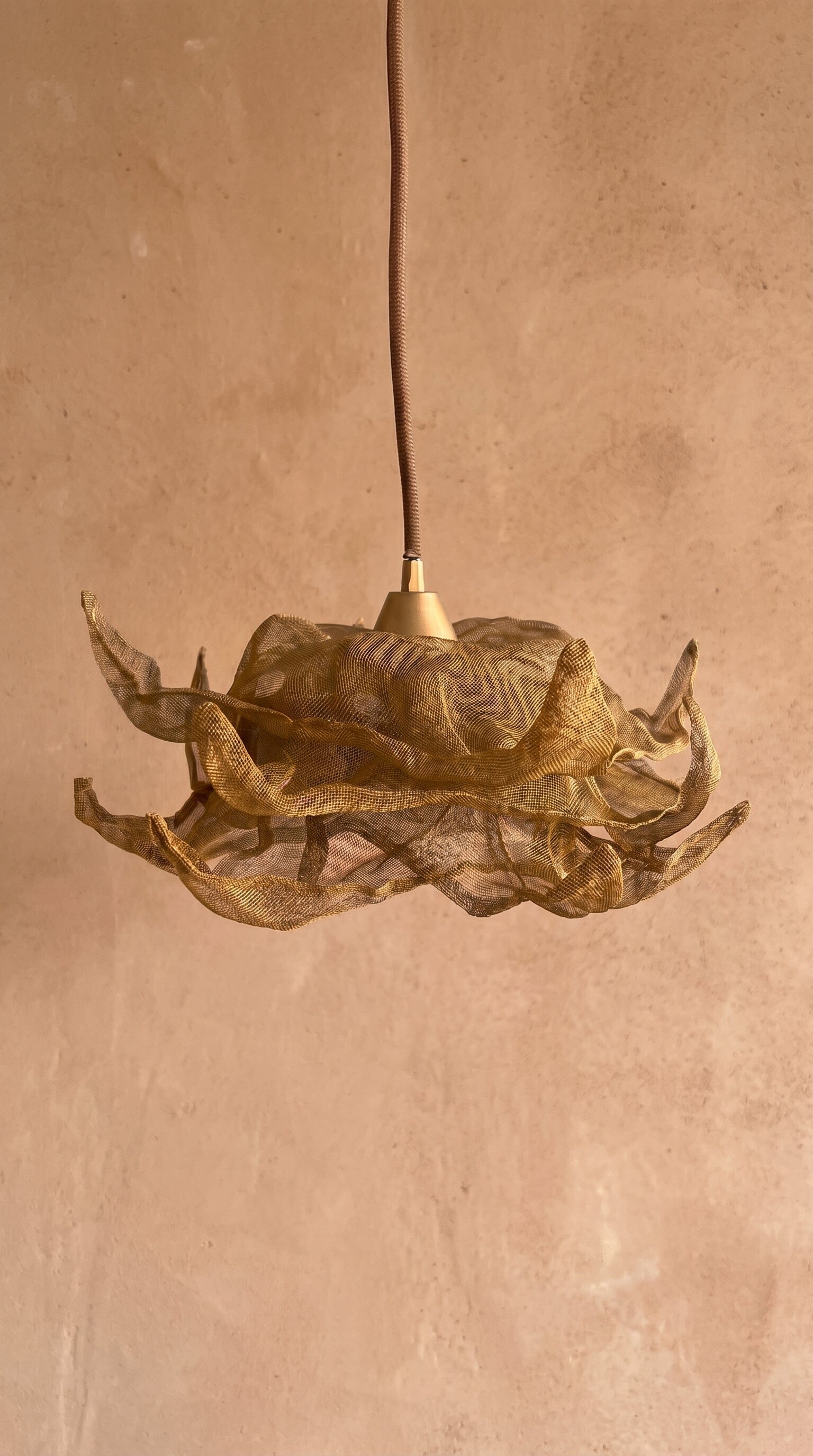 Luminária Pendente Mini Flow Luminárias MMassuci Dourada 30cm 